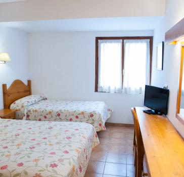 habitacio-triple-familiar-hotel-el-pilar.jpg
