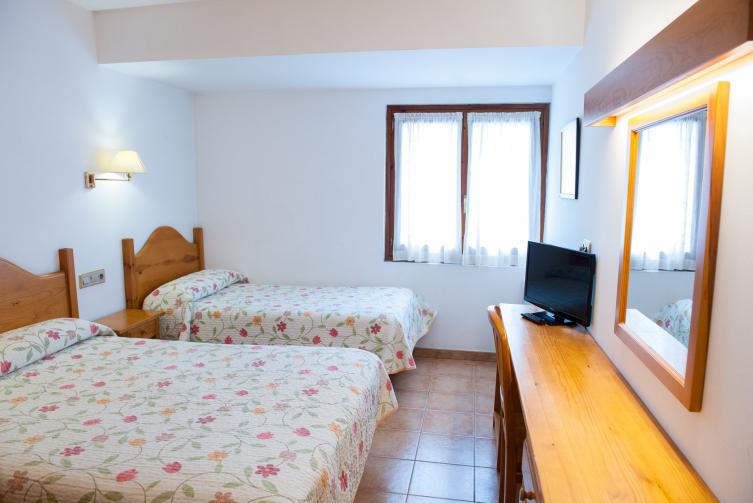 chambre-triple-familiale-hotel-el-pilar.jpg